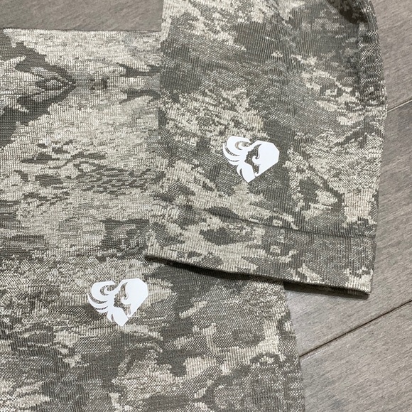 Women’s Best Camo Seamless Leggings - Green - Small - Picture 7 of 7